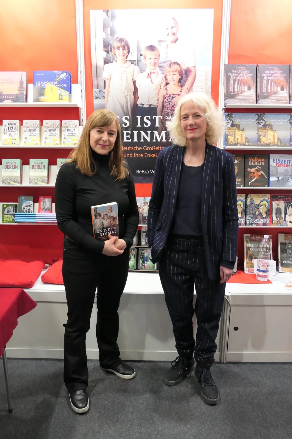 Dörte Grimm & Sabine Michel vor Bücherwand